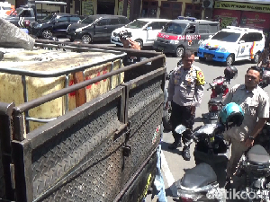 Pikap Muat 500 Liter Solar dan Hendak Dijual Mahal Dihentikan di Lumajang,