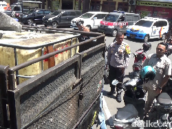 Pikap Muat 500 Liter Solar dan Hendak Dijual Mahal Dihentikan di Lumajang,