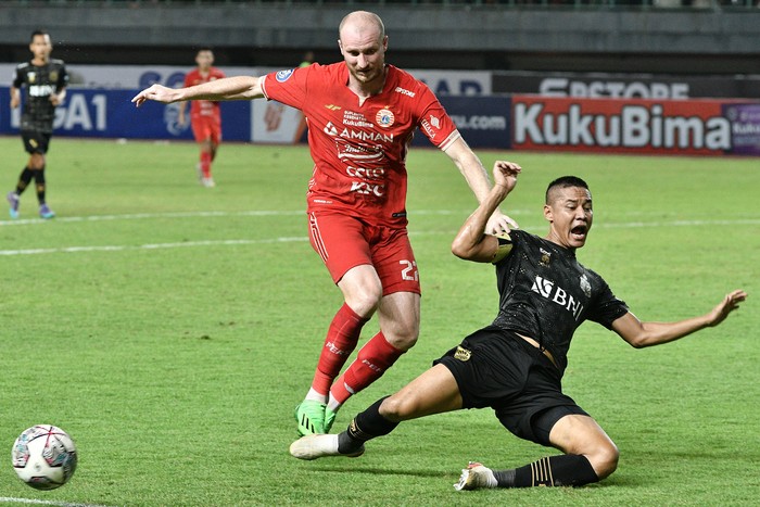 Pesepak Bola Persija Jakarta Michael Krmencik (kiri) berebut bola dengan Pesepak bola Bhayangkara FC Indra Kahfi (kanan) pada lanjutan Liga 1 di Stadion Patriot Chandrabhaga, Bekasi, Jawa Barat, Sabtu (3/9/2022). Hingga babak pertama berakhir, skor sementara 1-1. ANTARA FOTO/Fakhri Hermansyah/wsj.