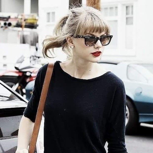 Perubahan gaya rambut/Foto: gaya rambut lurus bergelombang dengan poni pendek berwarna golden brown