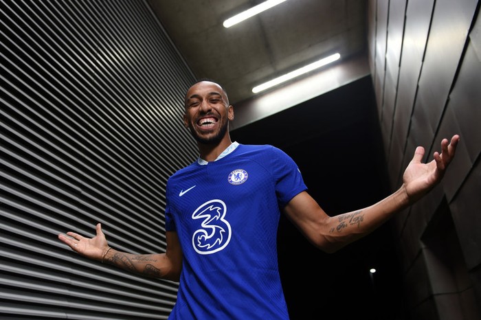 Pierre-Emerick Aubameyang COBHAM, ENGLAND - SEPTEMBER 01: Pierre-Emerick Aubameyang poses for a photograph as he signs for Chelsea at Chelsea Training Ground on September 01, 2022 in Cobham, England. (Photo by Harriet Lander - Chelsea FC/Chelsea FC via Getty Images)