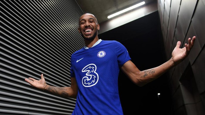 COBHAM, ENGLAND - SEPTEMBER 01: Pierre-Emerick Aubameyang poses for a photograph as he signs for Chelsea at Chelsea Training Ground on September 01, 2022 in Cobham, England. (Photo by Harriet Lander - Chelsea FC/Chelsea FC via Getty Images)