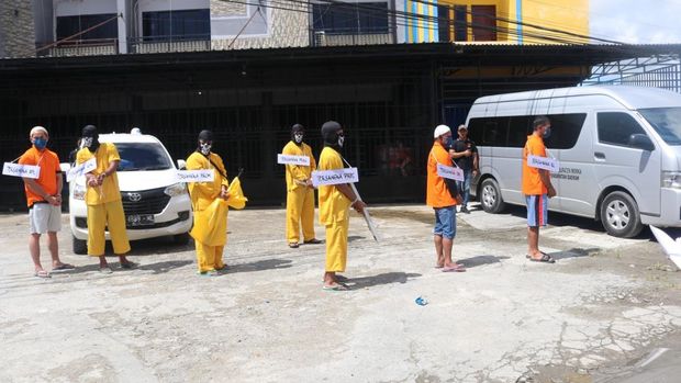 Polisi menggelar rekonstruksi kasus pembunuhan disertai mutilasi yang terjadi di Kabupaten Mimika, Papua. (dok Polda Papua)