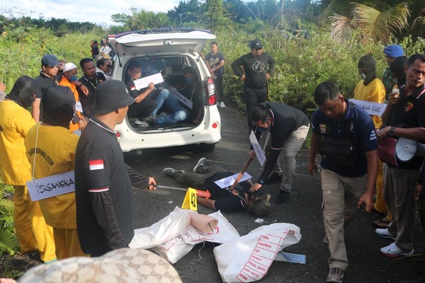 Polisi menggelar rekonstruksi kasus pembunuhan disertai mutilasi yang terjadi di Kabupaten Mimika, Papua. (dok Polda Papua)