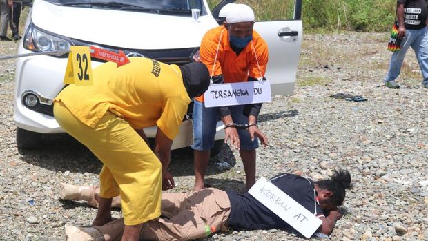 Polisi menggelar rekonstruksi kasus pembunuhan disertai mutilasi yang terjadi di Kabupaten Mimika, Papua. (dok Polda Papua)