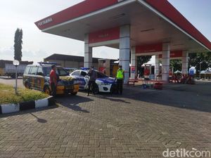 Antisipasi Gejolak, Polisi Nganjuk Siaga di SPBU Usai Kenaikan Harga BBM