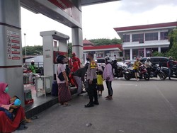 Begini Suasana Antrean di SPBU Neglasari Tangerang Jelang BBM Naik