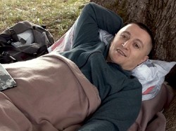 Gokil, Pria Ini Cetak Rekor Kompetisi Rebahan usai Berbaring Selama 60 Jam