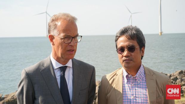 Direktur Jenderal Kerja Sama Ekonomi Kementerian Luar Negeri Belanda Peter Potman (kiri) dan Chief Executive Officer (CEO) Pertamina NRE Dannif Danusaputro (kanan), saat ditemui di Windpark Noordoostpolder di Flevoland, Belanda, Jumat (2/9).