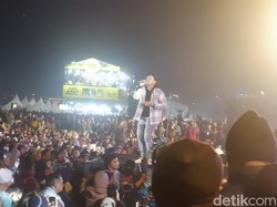 Denny Caknan Sukses Hangatkan Wisatawan Dieng di Qris Jazz Atas Awan