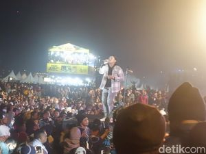Denny Caknan Sukses Hangatkan Wisatawan Dieng di Qris Jazz Atas Awan Denny Caknan Sukses Hangatkan Wisatawan Dieng di Qris Jazz Atas Awan