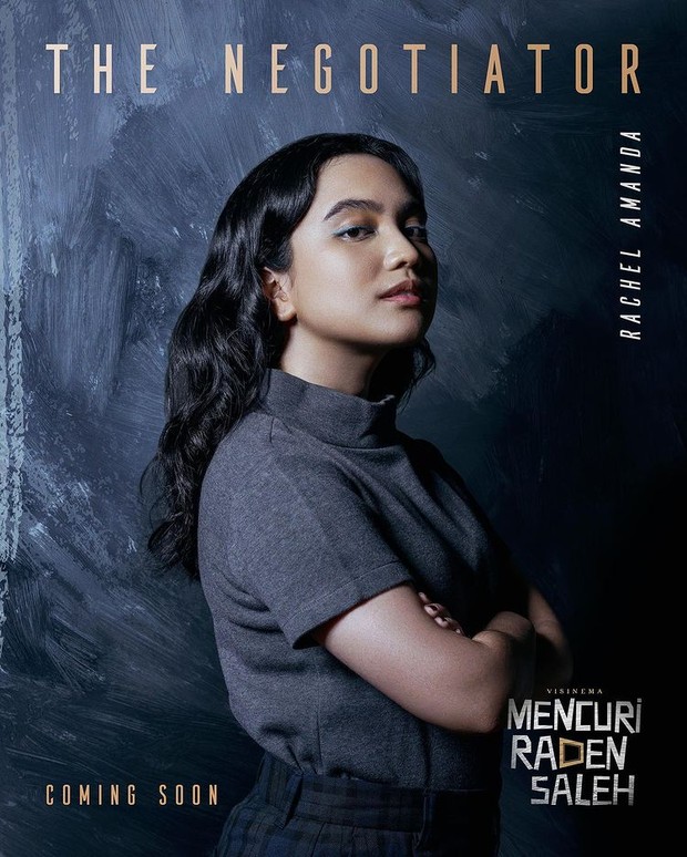 Rachel Amanda juga turut belajar trik kartu/Instagram @mencuriradensalehfilm Rachel Amanda juga turut belajar trik kartu/Instagram @mencuriradensalehfilm