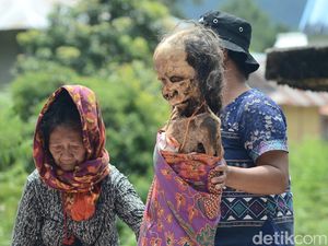 Mengenal Ritual MaNene Suku Toraja, Tradisi Membersihkan Mumi Leluhur