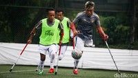 Seperti ini aksi pemain timnas amputasi berlatih. Walau hanya memiliki satu kaki yang normal, mereka tidak kalah gesit mengolah si kulit bundar. 