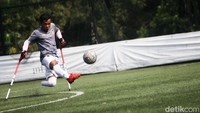 Di samping berlatih sepakbola, punggawa timnas diharuskan melatih kekuatan otot untuk mencegah cedera. Latihan disesuaikan dengan kondisi pemain yang memiliki satu kaki normal atau satu tangan untuk kiper. 