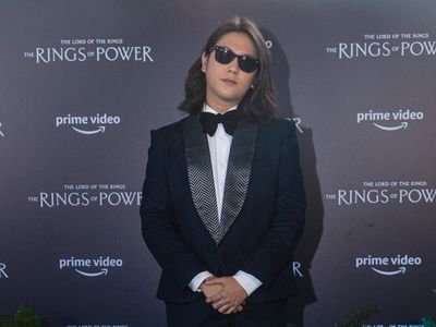 8 Penampilan Iqbaal Ramadhan Berambut Gondrong, Dipuji Ganteng Tapi Cantik