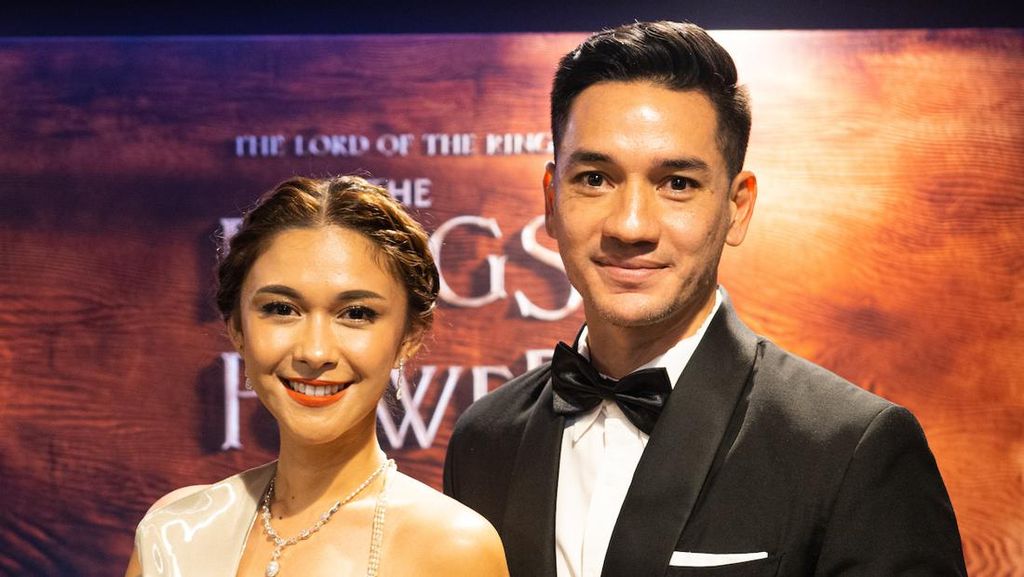 Gaya Artis RI di Premier The Rings of Power, Andrew White-Nana Mirdad Mesra Gaya Artis RI di Premier The Rings of Power, Andrew White-Nana Mirdad Mesra