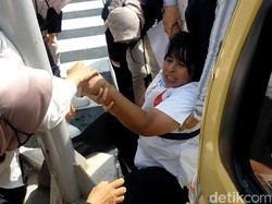Polisi Tangkap Wanita Aksi Tunggal Saat Kedatangan Jokowi di Lampung