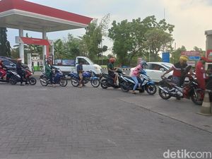 Antrean Panjang Sesaat di SPBU Lamongan Sebelum Harga BBM Naik