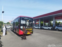 Antre Panjang SPBU Lidah Wetan, Trans Semanggi Suroboyo Nyaris Tak Bisa Ngetem