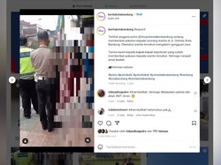 Viral Aksi Polantas Beri Baju Baru ke ODGJ Bugil di Bandung