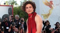 9 Gaya Timothee Chalamet Bikin Heboh di Red Carpet, Pakai Baju Ekspos Punggung