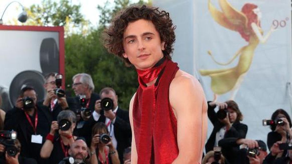 9 Gaya Timothee Chalamet Bikin Heboh di Red Carpet, Pakai Baju Ekspos Punggung 9 Gaya Timothee Chalamet Bikin Heboh di Red Carpet, Pakai Baju Ekspos Punggung