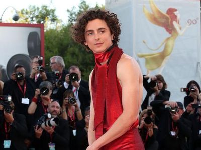 9 Gaya Timothee Chalamet Bikin Heboh di Red Carpet, Pakai Baju Ekspos Punggung