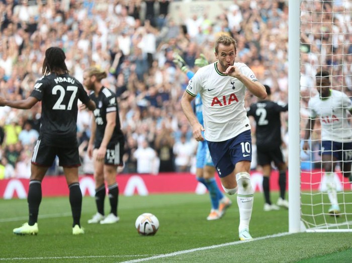 LONDON, ENGLAND - SEPTEMBER 03: Tottenham Hotspur's Harry Kane celebrates scoring his side's second goal during the Premier League match between Tottenham Hotspur and Fulham FC at Tottenham Hotspur Stadium on September 3, 2022 in London, United Kingdom. (Photo by Rob Newell - CameraSport via Getty Images)