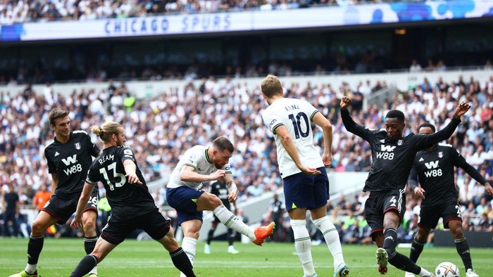 LONDON, ENGLAND - SEPTEMBER 03: Pierre-Emile Hojbjerg of Tottenham Hotspur scores their teams first goal during the Premier League match between Tottenham Hotspur and Fulham FC at Tottenham Hotspur Stadium on September 03, 2022 in London, England. (Photo by Clive Rose/Getty Images)