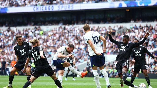 LONDON, ENGLAND - SEPTEMBER 03: Pierre-Emile Hojbjerg of Tottenham Hotspur scores their team's first goal during the Premier League match between Tottenham Hotspur and Fulham FC at Tottenham Hotspur Stadium on September 03, 2022 in London, England. (Photo by Clive Rose/Getty Images)