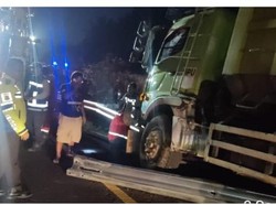 Sebuah Truk Tabrak Pembatas Jalan di Tol Jagorawi Km 22 Gegara Ngantuk