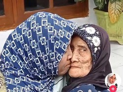 Viral Bikin Haru, Momen Wanita Gendong Ibunya bak Bayi Pakai Selendang