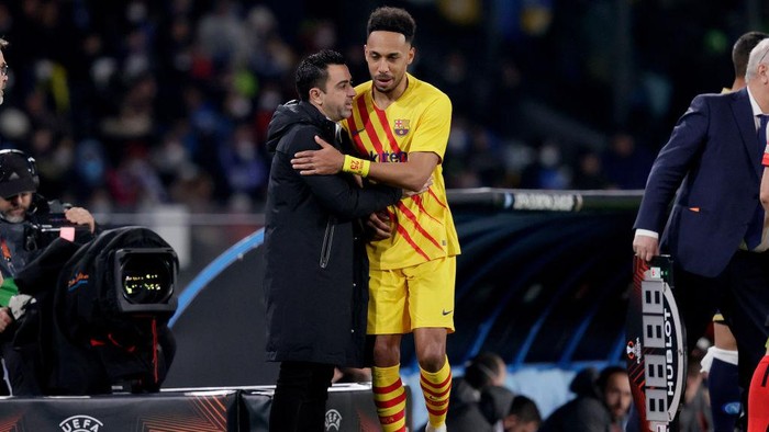 NAPLES, ITALY - FEBRUARY 24: (L-R) coach Xavi Hernandez of FC Barcelona, Pierre Emerick Aubameyang of FC Barcelona  during the UEFA Europa League   match between Napoli v FC Barcelona at the Stadio Diego Maradona on February 24, 2022 in Naples Italy (Photo by David S. Bustamante/Soccrates/Getty Images)