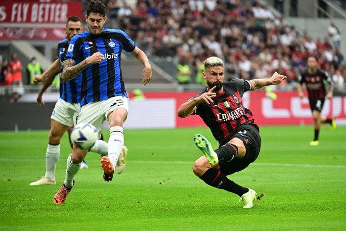 AC Milan vs Inter Milan AC Milan's French forward Olivier Giroud kicks the ball during the Italian Serie A football match between AC Milan and Inter Milan at the San Siro stadium in Milan on September 3, 2022. (Photo by Miguel MEDINA / AFP) (Photo by MIGUEL MEDINA/AFP via Getty Images)