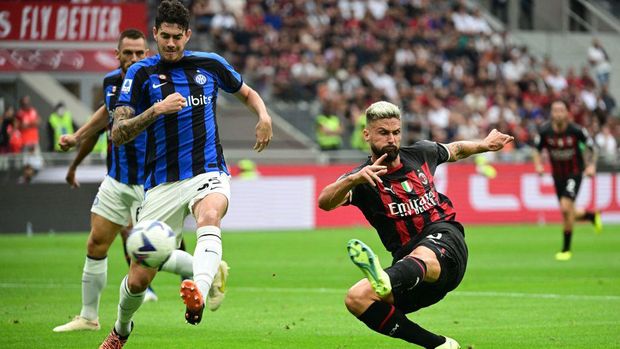 AC Milan's French forward Olivier Giroud kicks the ball during the Italian Serie A football match between AC Milan and Inter Milan at the San Siro stadium in Milan on September 3, 2022. (Photo by Miguel MEDINA / AFP) (Photo by MIGUEL MEDINA/AFP via Getty Images)