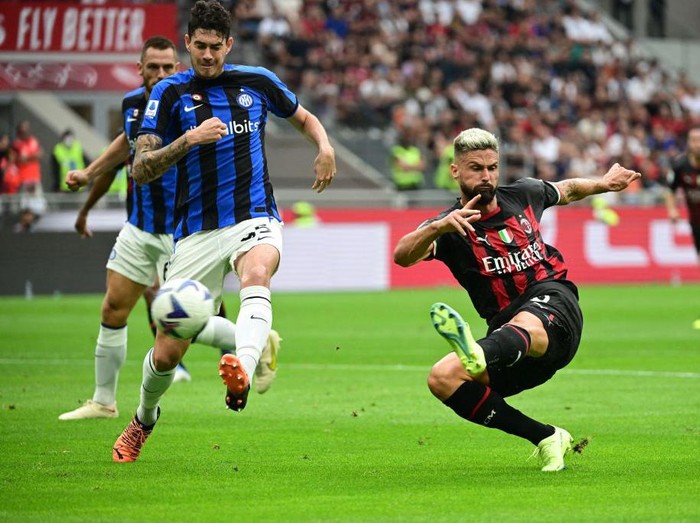 AC Milan's French forward Olivier Giroud kicks the ball during the Italian Serie A football match between AC Milan and Inter Milan at the San Siro stadium in Milan on September 3, 2022. (Photo by Miguel MEDINA / AFP) (Photo by MIGUEL MEDINA/AFP via Getty Images)