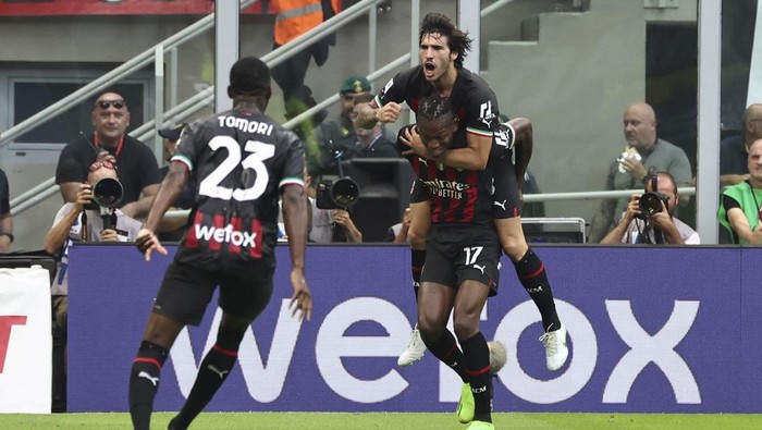 MILAN, ITALY - SEPTEMBER 03: Rafael Leao of AC Milan celebrates with Sandro Tonali after scoring the his teams first goal during the Serie A match between AC Milan and FC Internazionale at Stadio Giuseppe Meazza on September 03, 2022 in Milan, Italy. (Photo by Giuseppe Cottini/AC Milan via Getty Images)