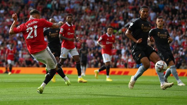 MANCHESTER, ENGLAND - SEPTEMBER 04: Antony of Manchester United scores their sides first goal during the Premier League match between Manchester United and Arsenal FC at Old Trafford on September 04, 2022 in Manchester, England. (Photo by Shaun Botterill/Getty Images)