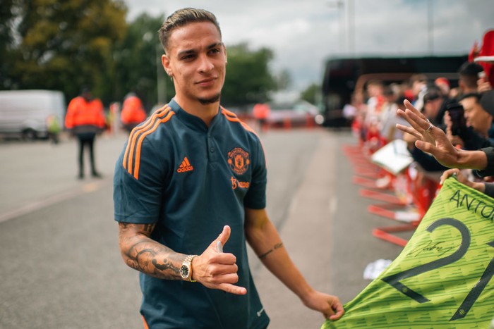 MANCHESTER, ENGLAND - SEPTEMBER 04:   Antony of Manchester United signs autographs prior to the Premier League match between Manchester United and Arsenal FC at Old Trafford on September 4, 2022 in Manchester, United Kingdom. (Photo by Ash Donelon/Manchester United via Getty Images)
