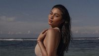 8 Gaya Ariel Tatum Pemotretan di Pantai Pakai Crop Top, Pamer Perut Rata