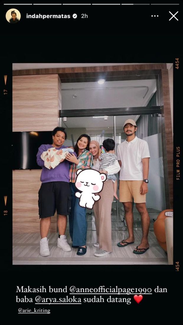 Momen Arya Saloka dan Putri Anne menjenguk anak pertama Indah Permatasari dan Arie Kriting