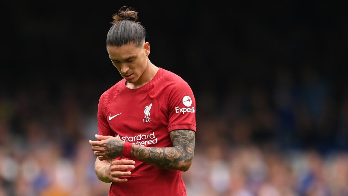 Sepakan Darwin Nunez melenceng jauh saat berlatih dengan Timnas Uruguay (Foto: Getty Images/Michael Regan)