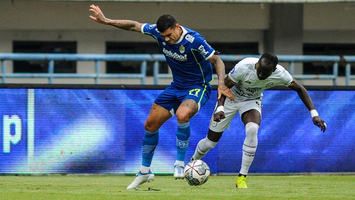 Debut Manis Luis Milla, Persib Bungkam RANS Nusantara FC 2-1 Pesepak Bola Persib Bandung David Da Silva (kanan) berebut bola dengan pesepak bola Rans Nusantara FC Arthur Bonai (kiri) pada pertandingan BRI Liga 1 di Stadion Gelora Bandung Lautan Api, Bandung, Jawa Barat, Minggu (4/9/2022). Pertandingan tersebut dimenangkan oleh Persib Bandung dengan skor 2-1. ANTARA FOTO/Raisan Al Farisi/hp.