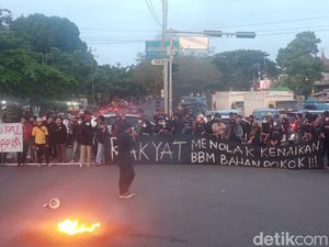 Mahasiswa Unhas Kembali Demo Kenaikan BBM, Lalin di Jalan Perintis Macet 4 Km