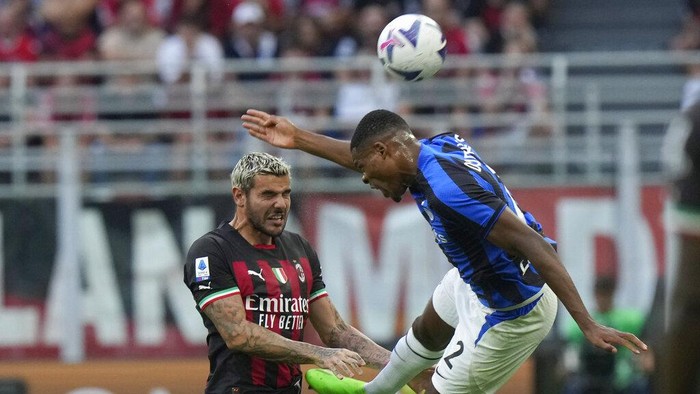 AC Milan's Olivier Giroud attempts to score during a Serie A soccer match between AC Milan and Inter Milan at the San Siro stadium in Milan, Italy, Saturday, Sept. 3, 2022. (AP Photo/Luca Bruno)