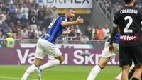 Edin Dzeko yang masuk sebagai pemain pengganti menghidupkan asa Inter di menit ke-67. Namun sayangnya itu hanya gol hiburan, hingga pertandingan berakhir skor bertahan 3-2 untuk kemenangan Milan.