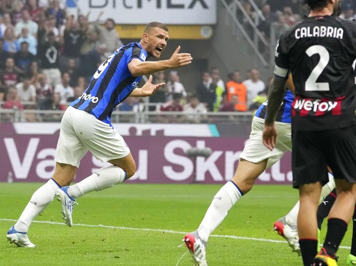 AC Milan's Olivier Giroud attempts to score during a Serie A soccer match between AC Milan and Inter Milan at the San Siro stadium in Milan, Italy, Saturday, Sept. 3, 2022. (AP Photo/Luca Bruno)