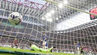 Pada babak kedua, Milan masih mendominasi permainan dan tak memberikan Inter ruang untuk menyerang. Di menit ke-53, Giroud membawa Milan berbalik unggul 2-1.