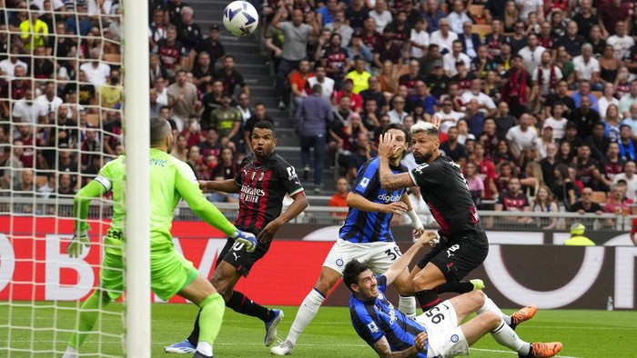 Drama Lima Gol, Ac Milan Bungkam Inter Milan AC Milan's Olivier Giroud attempts to score during a Serie A soccer match between AC Milan and Inter Milan at the San Siro stadium in Milan, Italy, Saturday, Sept. 3, 2022. (AP Photo/Luca Bruno)